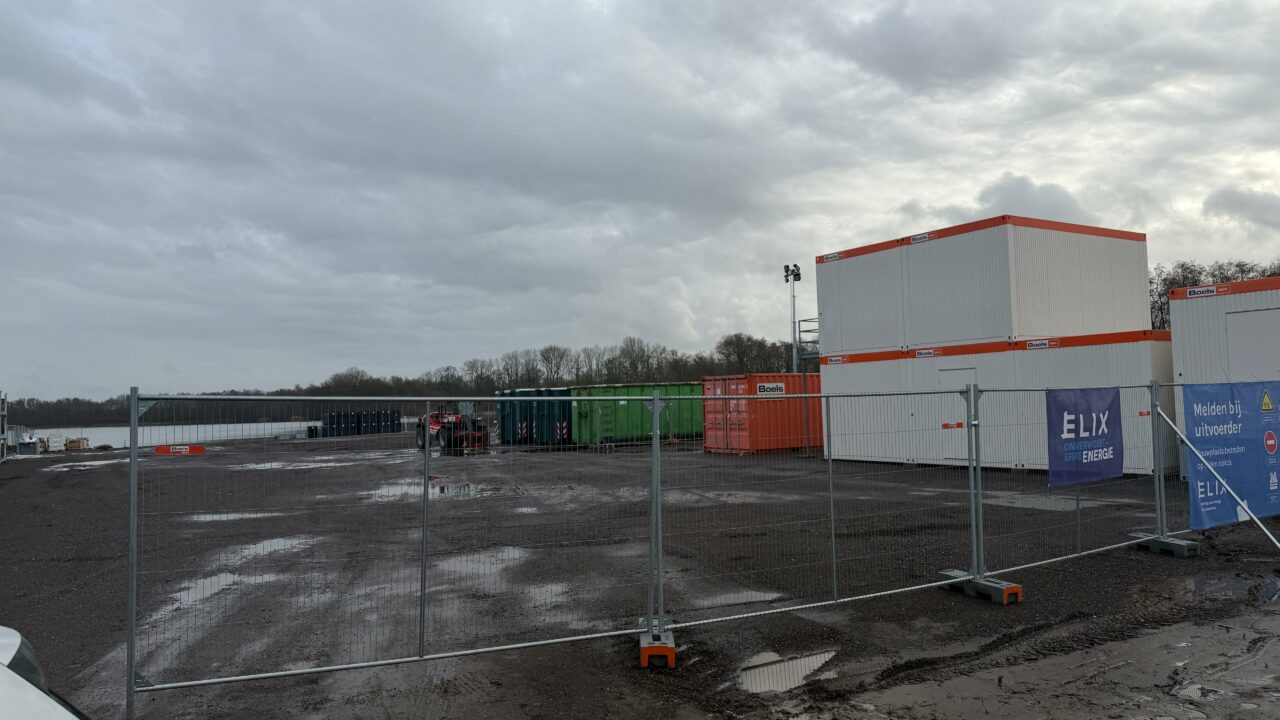 Drijvend zonnepark Skûlenboarch in opbouw, maar rechtszaak in aantocht