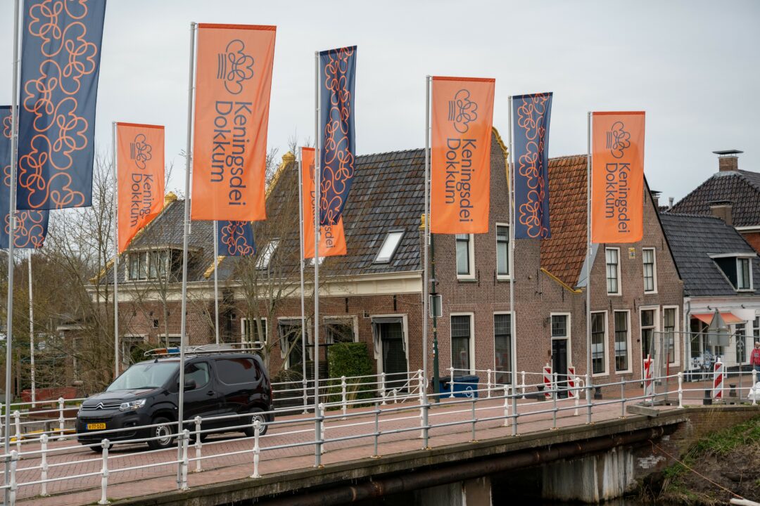 Binnenstad Dokkum schoon en feestelijk gemaakt voor Keningsdei