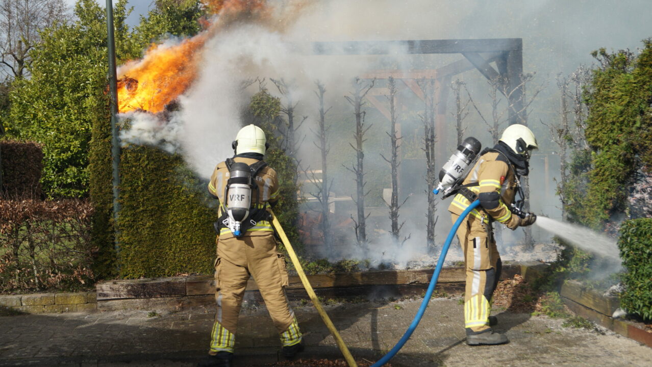 Brand in coniferenhaag in De Westereen