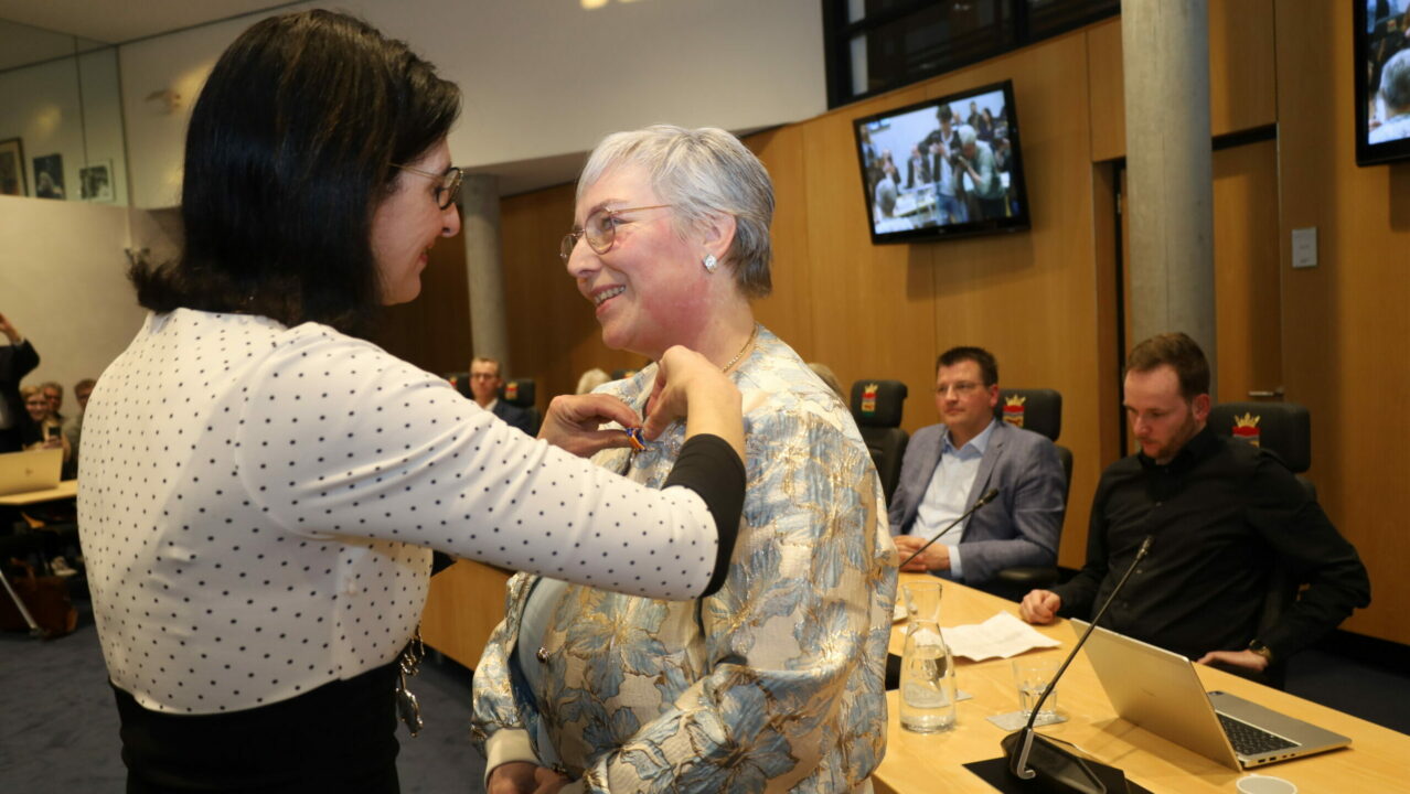 Langstzittend raadslid Thea Smit – De Vries ontvangt lintje tijdens afscheid Dantumadiel