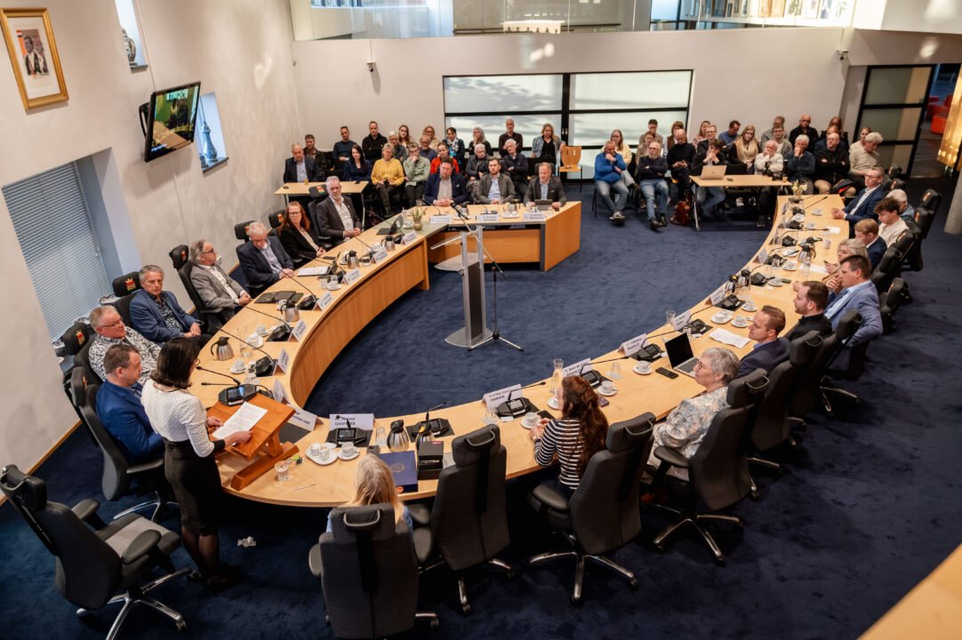 Afscheid van 11 raadsleden in Dantumadiel; Thea Smit – De Vries ontvangt lintje