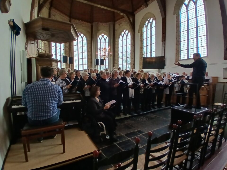 Dokkumer koren geven spectaculair concert in Minnertsga