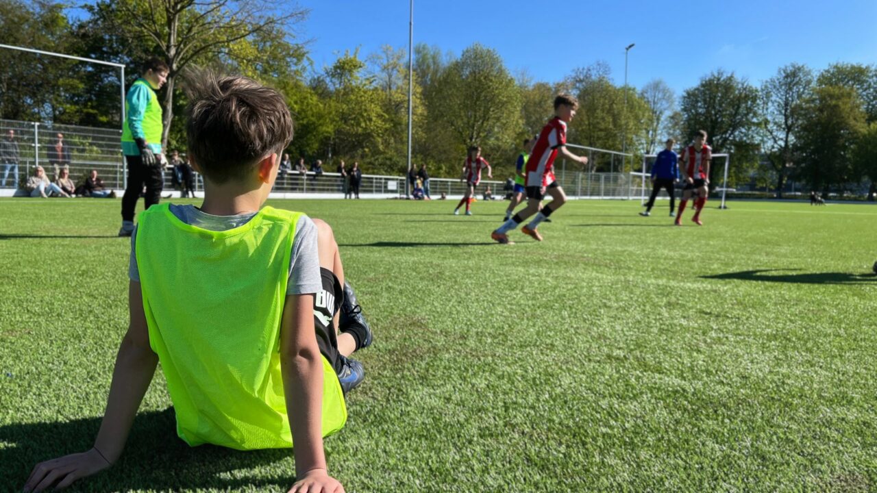 Jeugd voetbalt fanatiek bij FC Straat in Dokkum