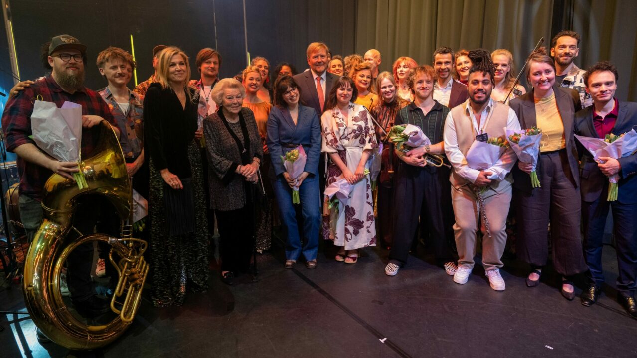Koning, koningin en prinses Beatrix bij Koningsdagconcert in Dokkum