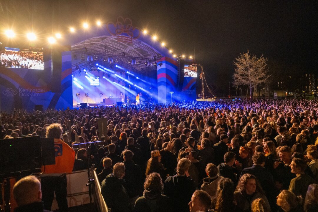 Dokkum trapt Keningswykein feestelijk af op De Helling