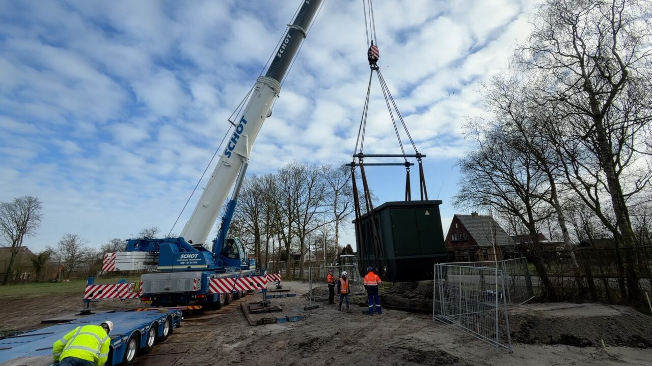 Zwaar transport en grote kraan: 50e distributieruimte langs Koaten op plek gezet