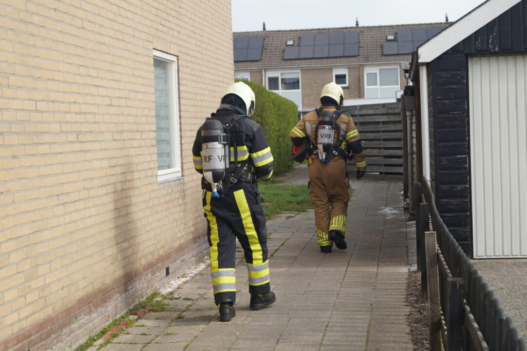 Brandweer onderzoekt benzinelucht in De Westereen