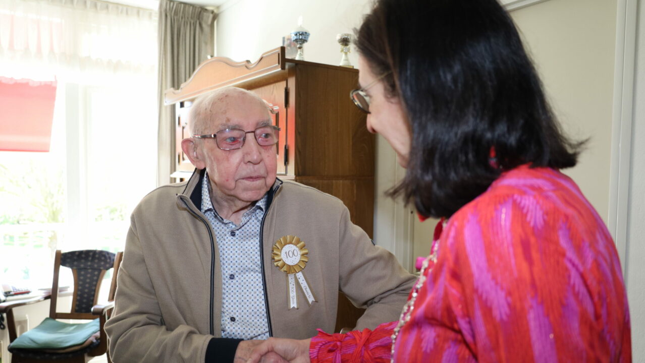 Burgemeester Haga feliciteert 100-jarige Heine Postma