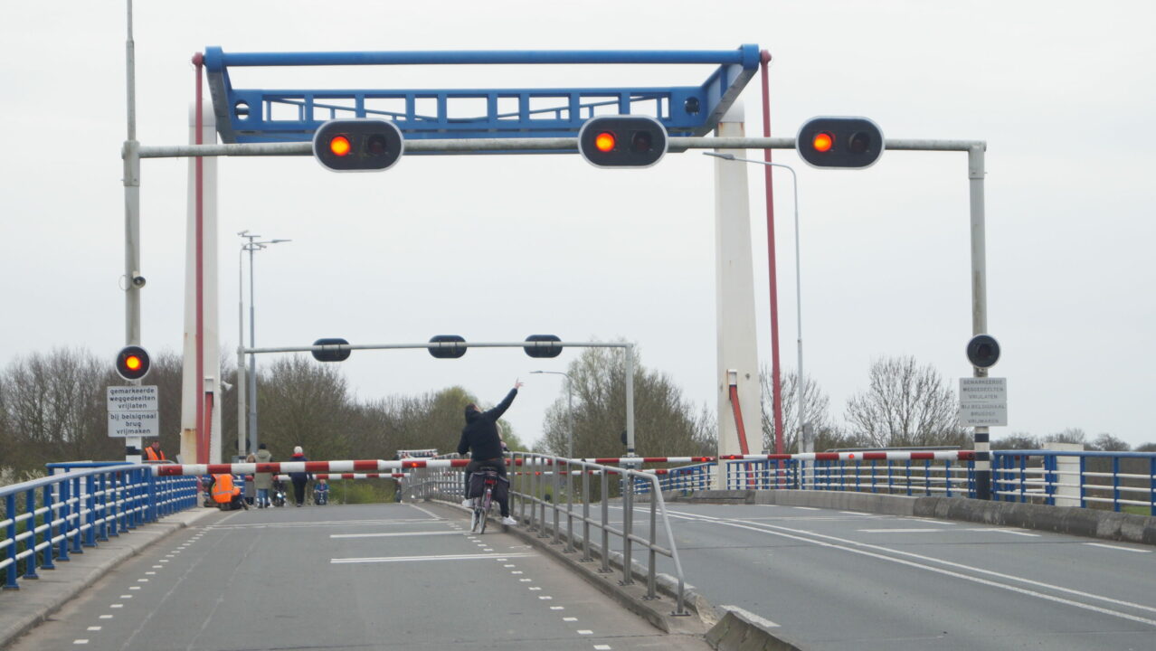 Brugstoring bij Kootstertille zorgt voor tijdelijke verkeersstremming