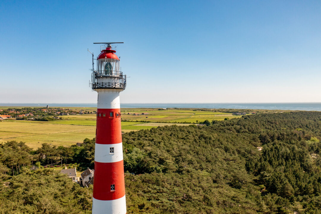 Nieuwe radarsensoren op vuurtoren Ameland voor veiligere scheepvaart
