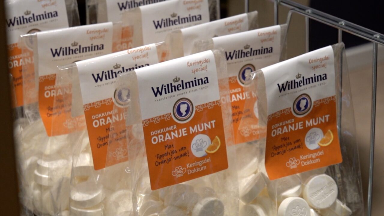 Tijdelijke Wilhelmina winkel in binnenstad Dokkum: ''We ha al safolle positive reaksjes krigen''