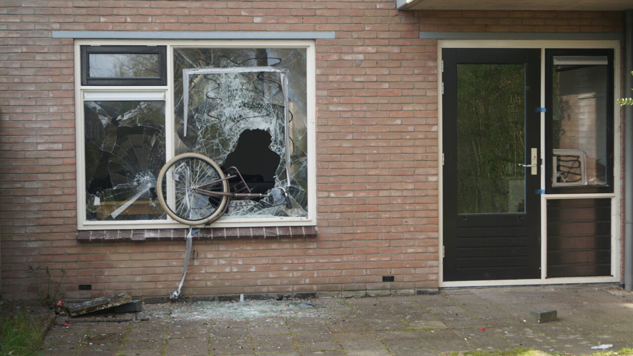 Politie doet onderzoek in Noardburgum: fiets door raam van woning gegooid