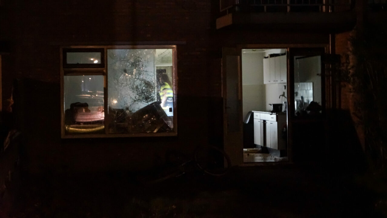 Woning verdachte steekpartij Noardburgum vernield, politie massaal aanwezig