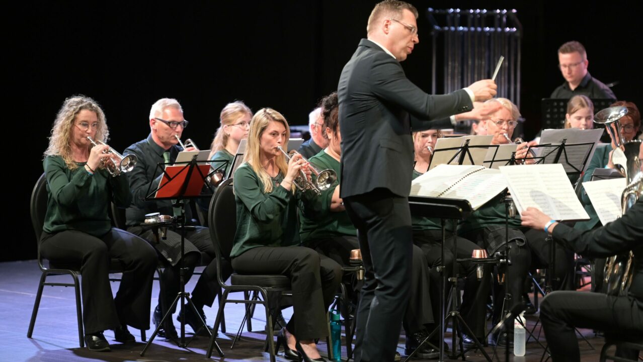 Brassband Westersweach overtuigt en wint Gouden Spiker Bokaal in Ureterp