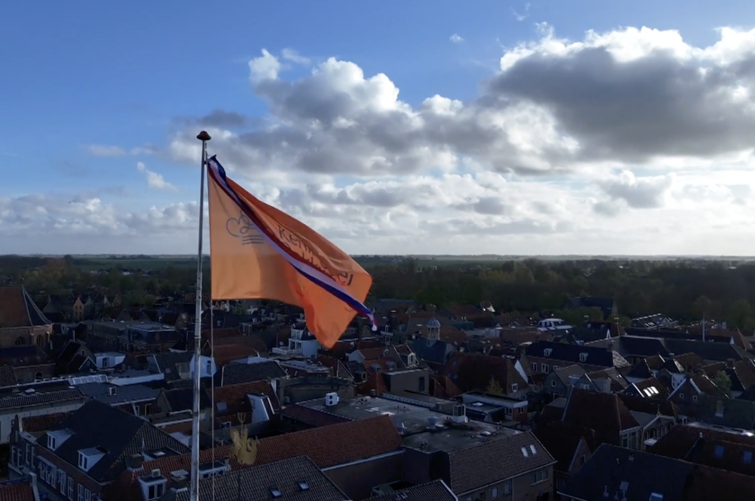LIVEBLOG: Koningsvlag is gehesen in Dokkum | Stad bereidt zich voor op Koningsdag