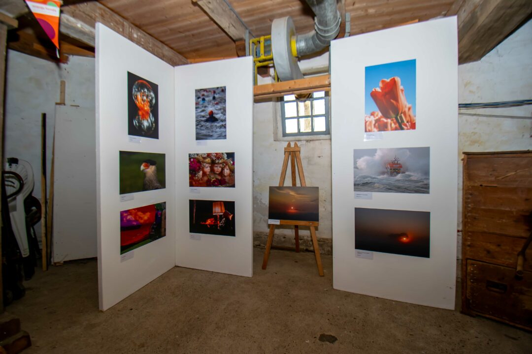 Fotoclub opent expositie in molen Zeldenrust in Dokkum