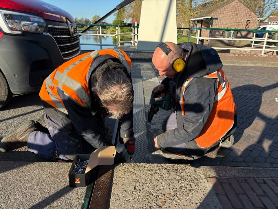 LIVEBLOG: IJzeren platen moeten de gaten in de koninklijke route opvullen in Dokkum