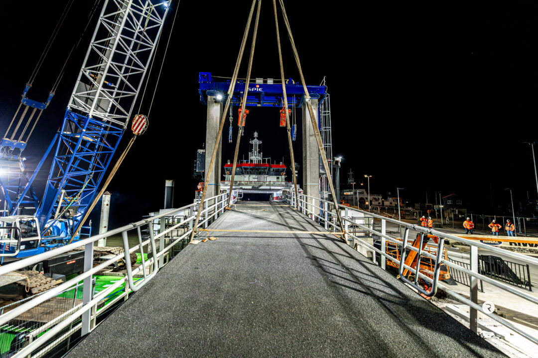Tijdelijke autobrug op pier Ameland geplaatst