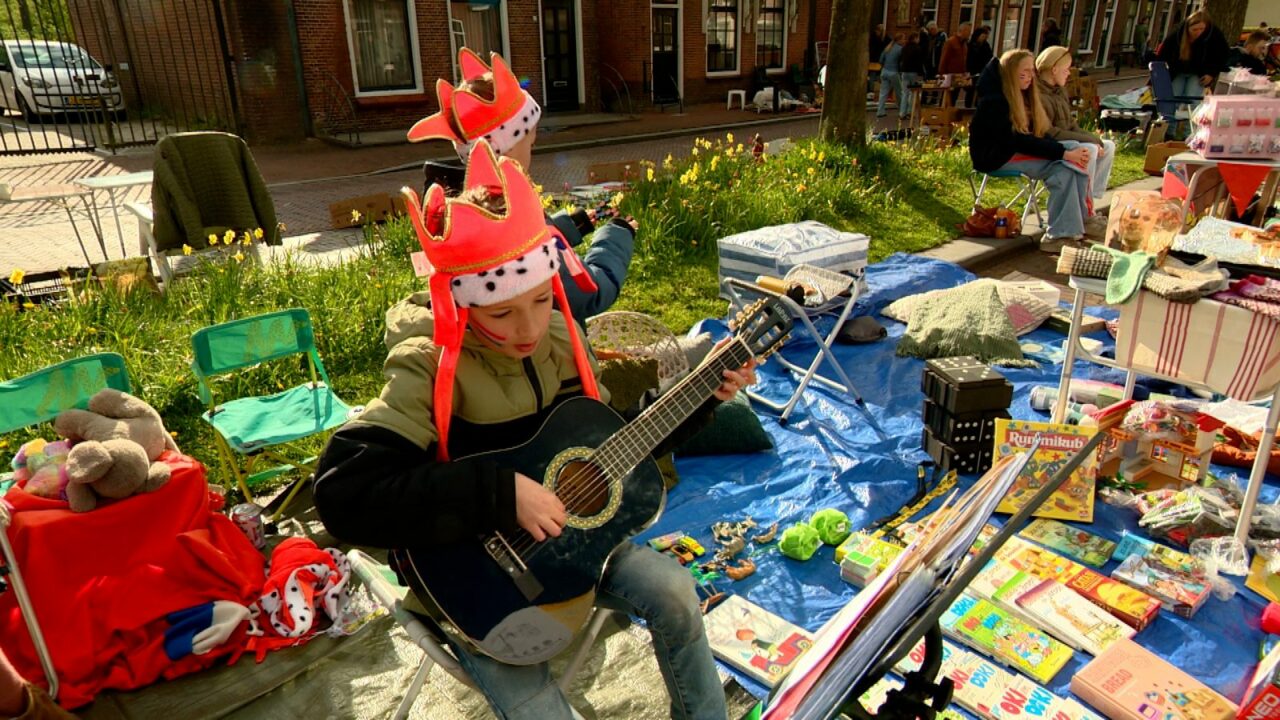 LIVEBLOG: Zaterdag al Keningsdei in Noardeast-Fryslân | Wrotrun Kollumersweach hogere opkomst dan an