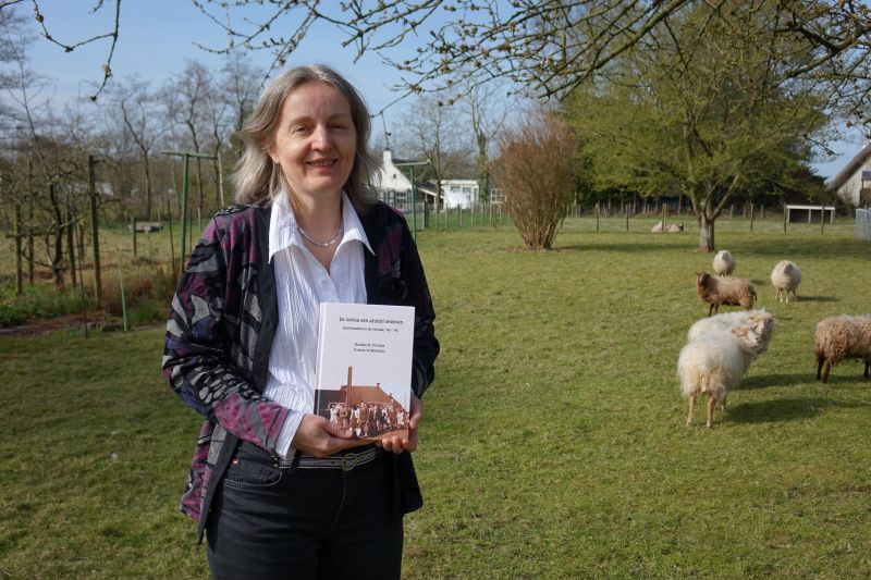 Yvonne te Nijenhuis met haar boek
