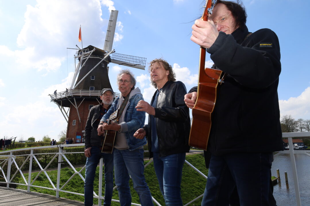 De Kast slotact op koninklijke route in Dokkum tijdens Keningsdei