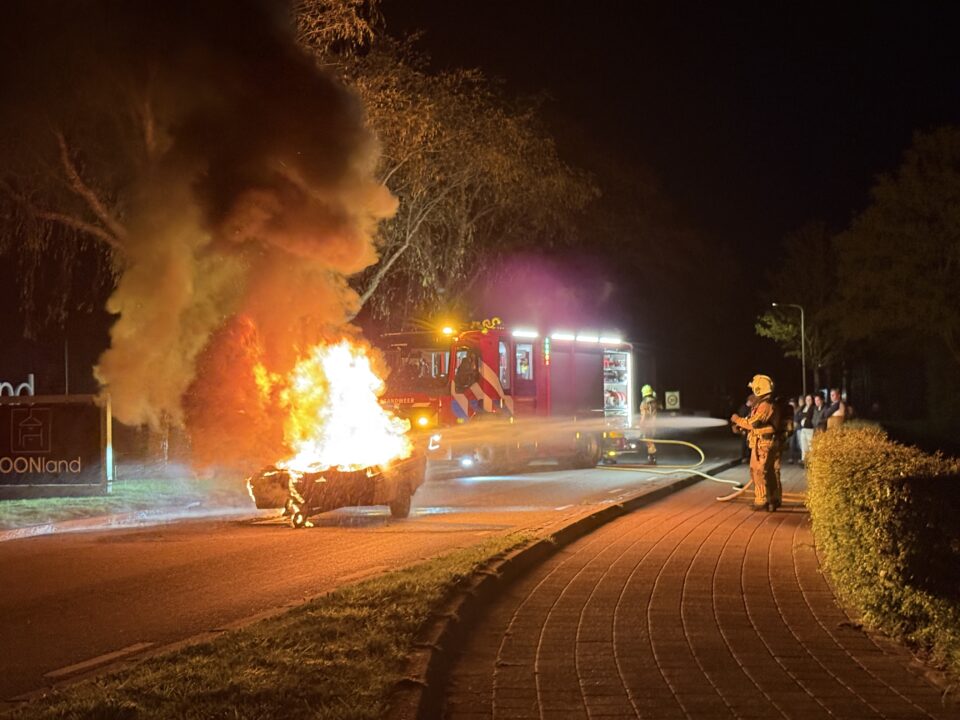 Vouwwagen met autobanden uitgebrand in Twijzelerheide