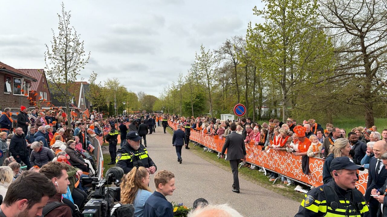 LIVEBLOG: Koning arriveert bijna in Dokkum | Demonstranten: 