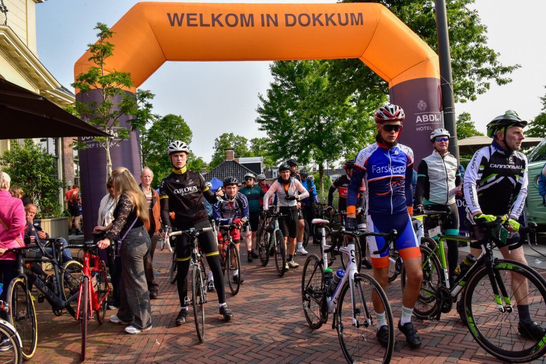 Dokkum verwelkomt Elfstedenfietsers en motoren op Pinkstermaandag