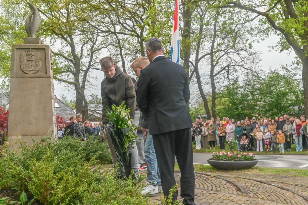 Dodenherdenking bij Spoormonument in Drogeham