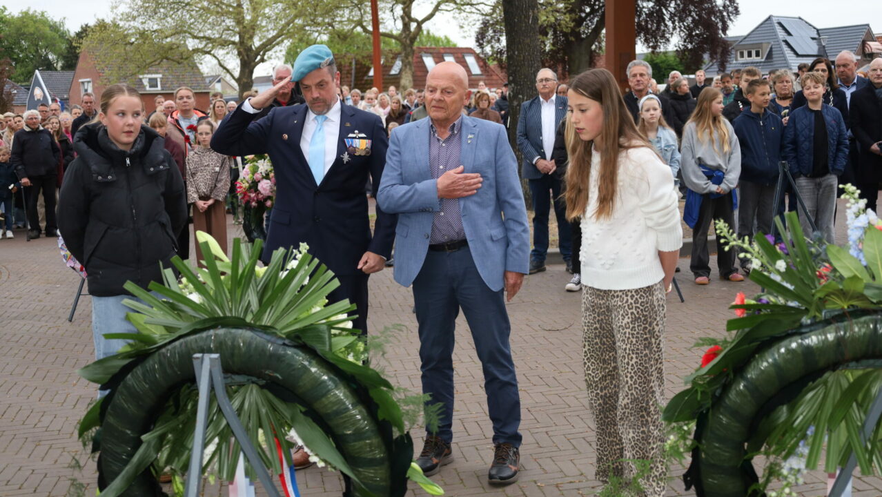 Dodenherdenking en kranslegging bij monument in Damwâld