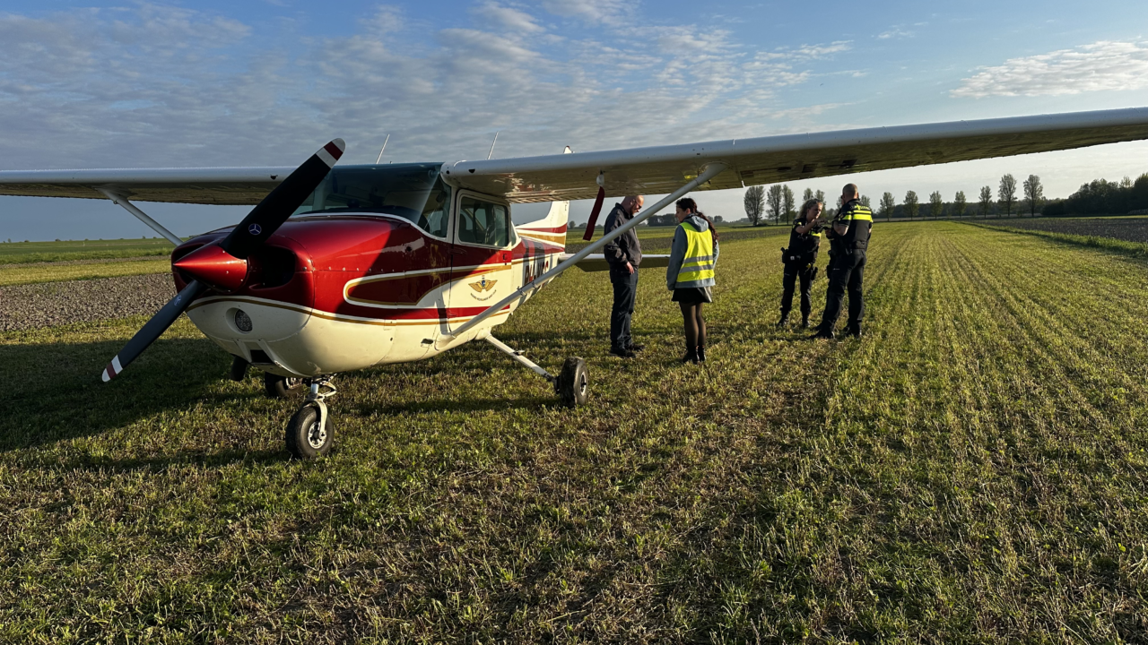Vliegtuigje maakt noodlanding bij Munnekezijl