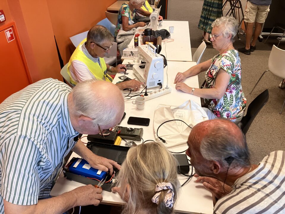 Laatste Repair Café vóór zomerreces in bibliotheek Dokkum