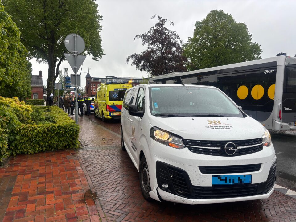 Fietser in botsing met taxibus in Surhuisterveen