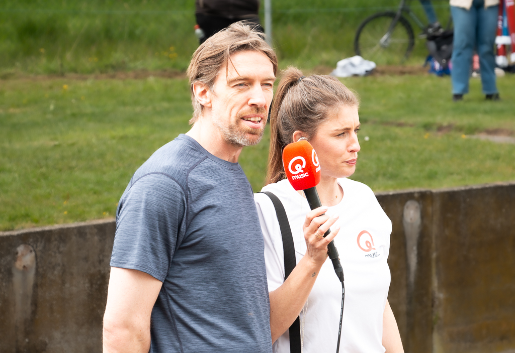 Qmusic-duo strijdt op fierljepbaan Burgum