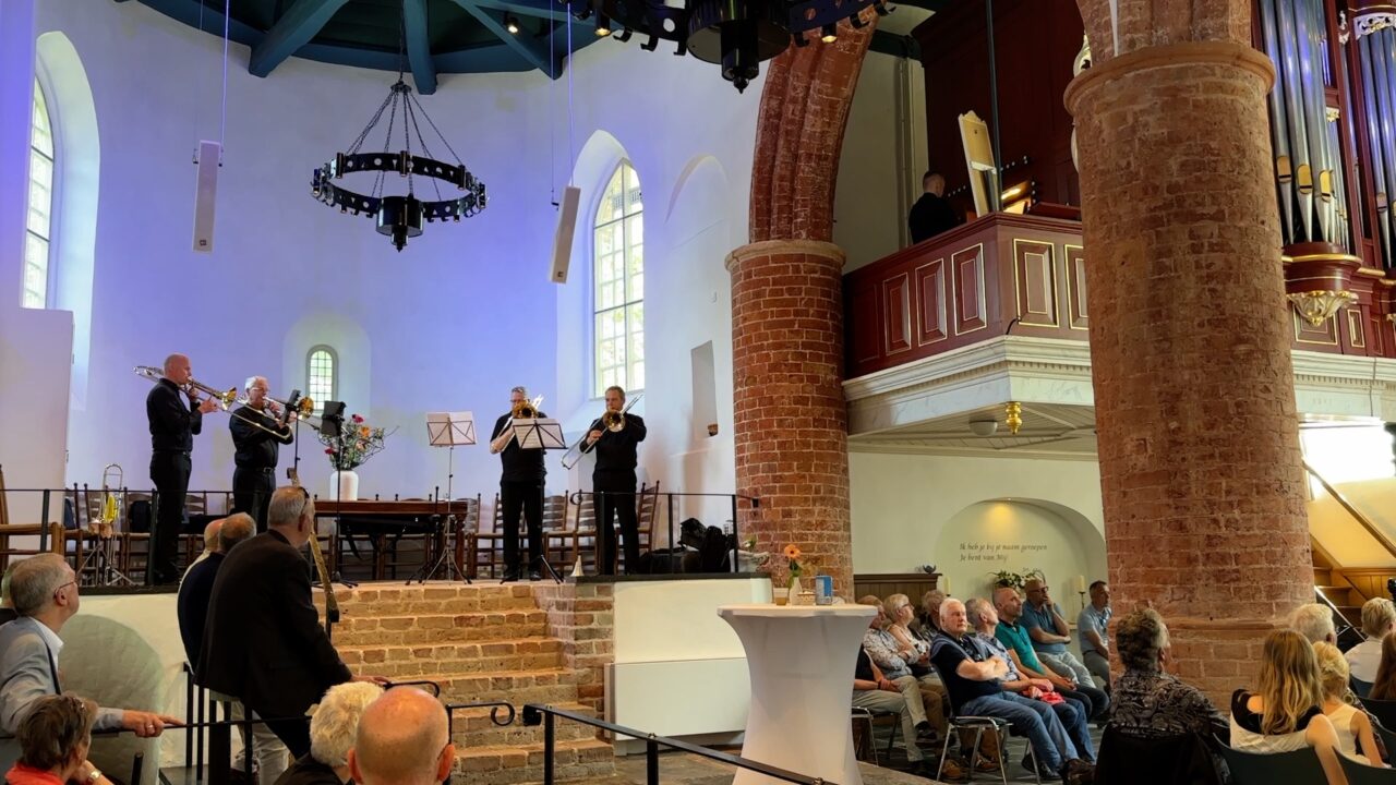 Alexanderkerk in Rinsumageast feestelijk heropend na grote restauratie: ''De mûle falt iepen''