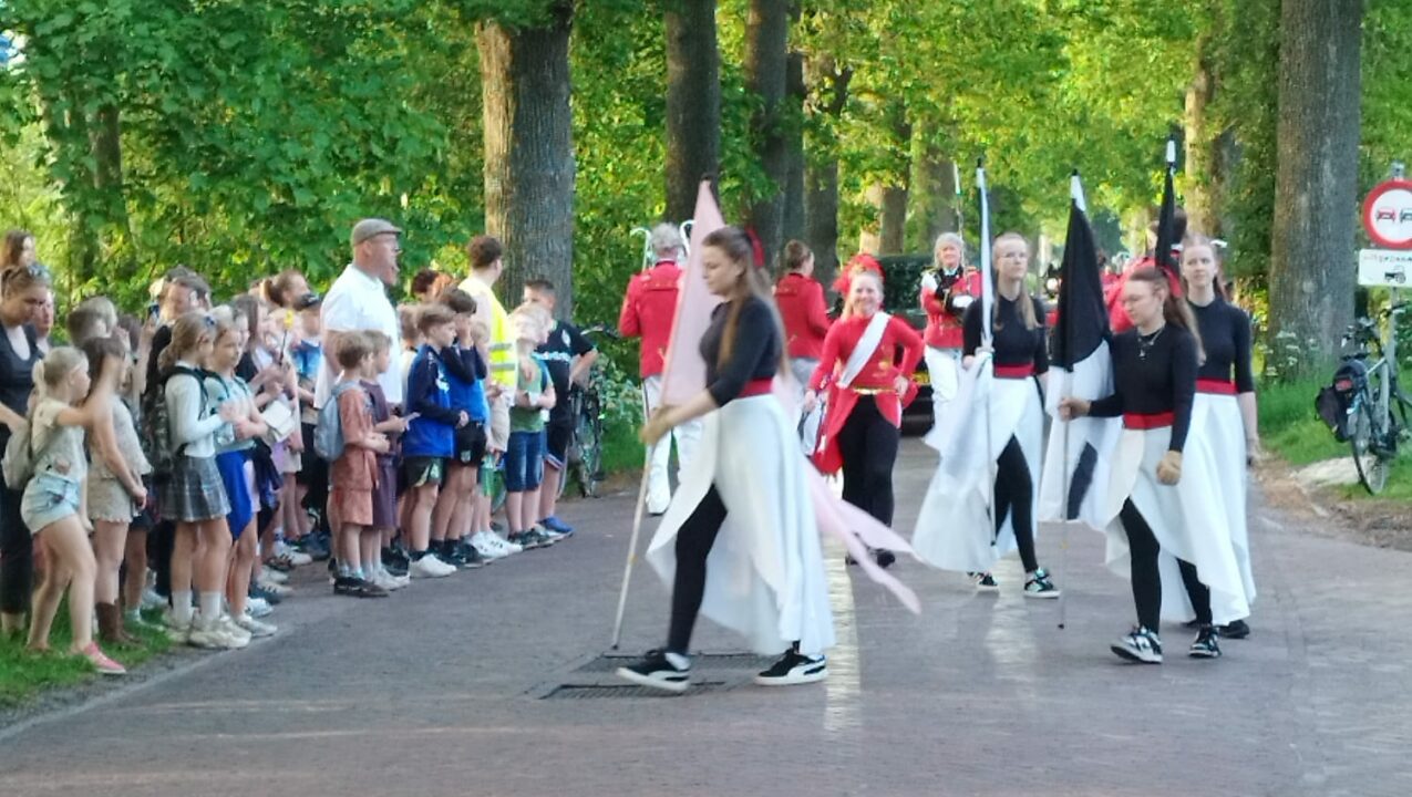 Zonnige slotavond van wandelvierdaagse in Eastermar