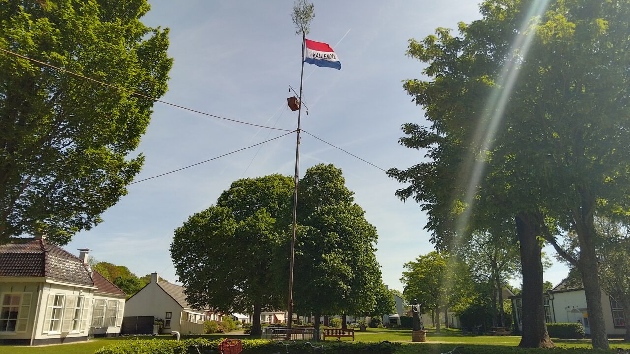 Kallemooi begonnen op Schiermonnikoog met oprichten van de mast