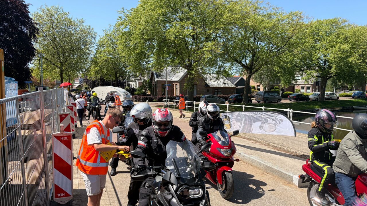 Motorrijders en toeschouwers genieten volop tijdens Elfstedentocht: 