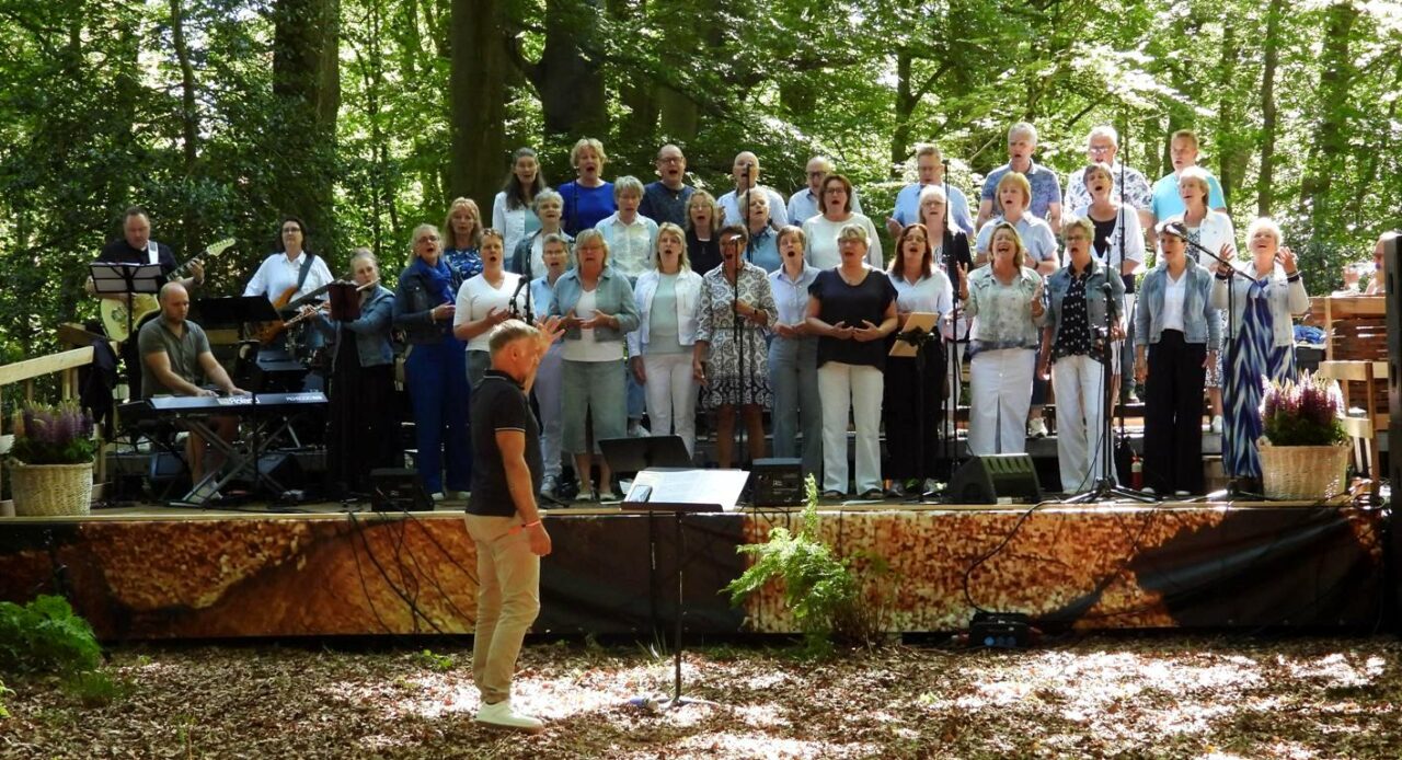 Druk bezochte openluchtdienst in Feankleaster bos