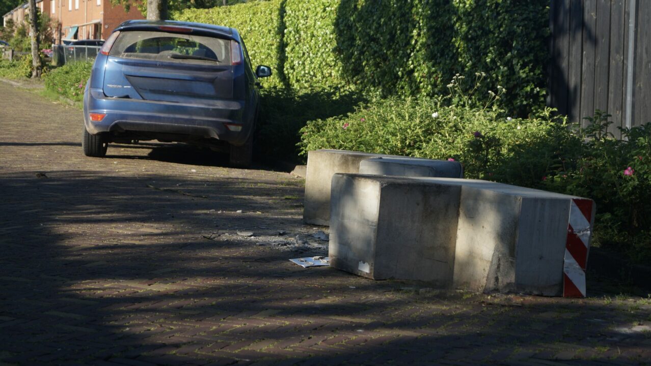 Auto botst op betonblok in De Westereen