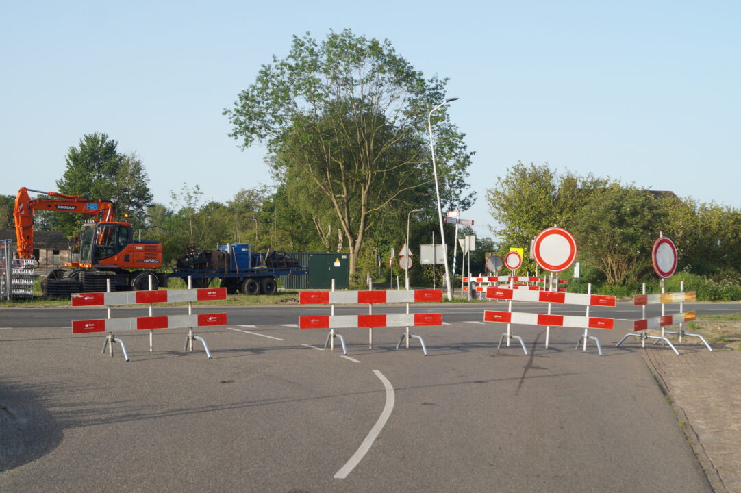 Automobilisten speuren naar uitweg door afsluiting Rijksstraatweg (N355), De Swette en Bjirkewei
