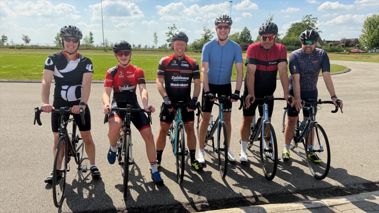 Vriendengroep uit Burgum fietst 500 km voor zieke kameraad: 