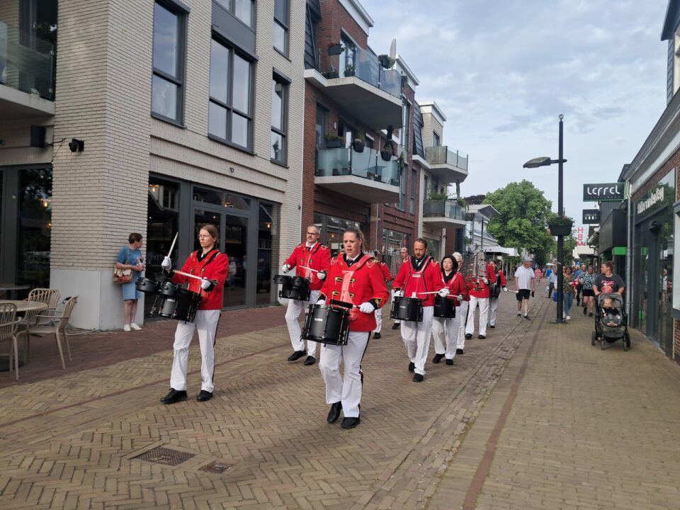 Muzikale eindoptocht avondvierdaagse Burgum
