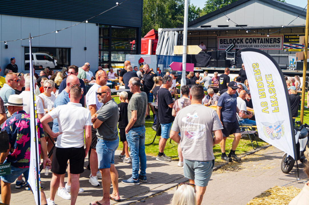 Grote belangstelling voor autoshow van Fryske V8 Riders in De Westereen