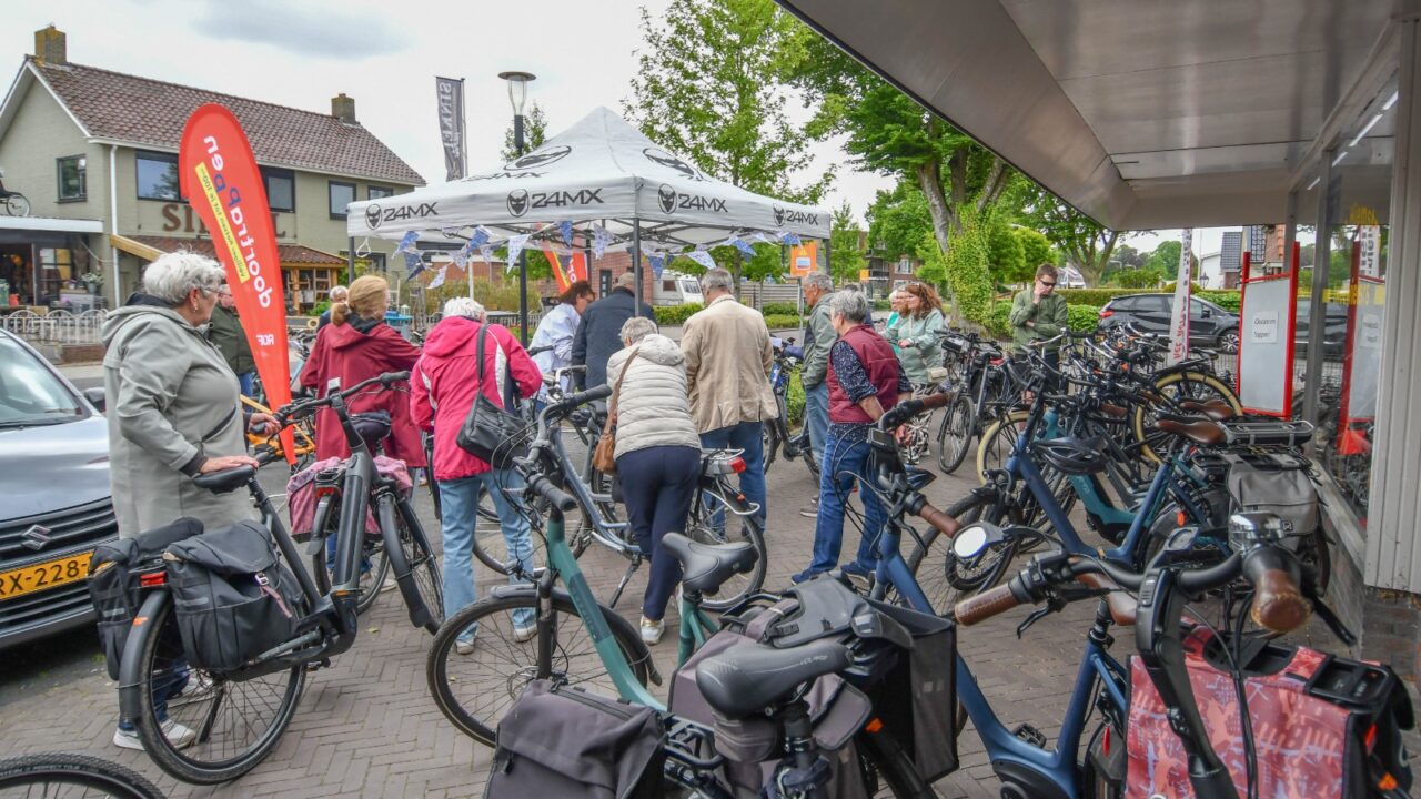 Gratis fietsspiegels in Harkema, actie moet senioren veiliger laten fietsen