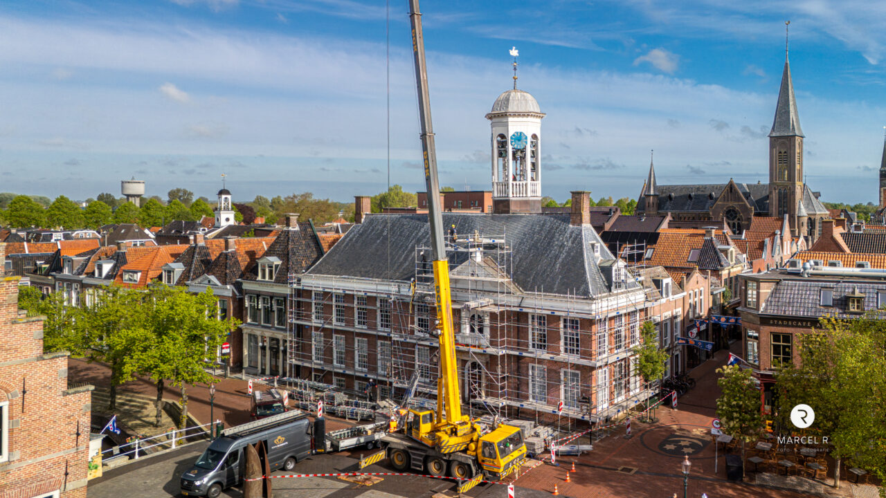 Vrouwe Justitia krijgt zwaard terug: stadhuis Dokkum in nieuw jasje
