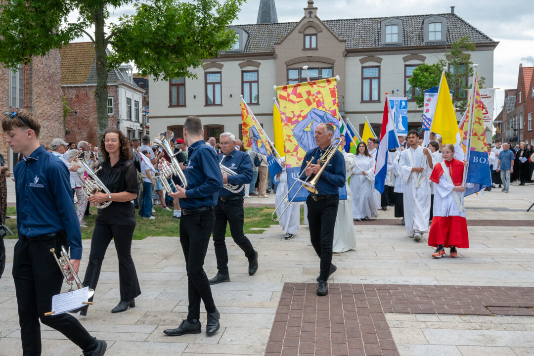 Dokkum vierde honderd jaar Nationale Bonifatiusbedevaart