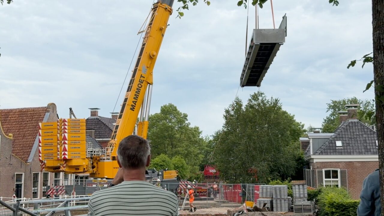 Noodbrug aan noordkant Dokkum geplaatst: 