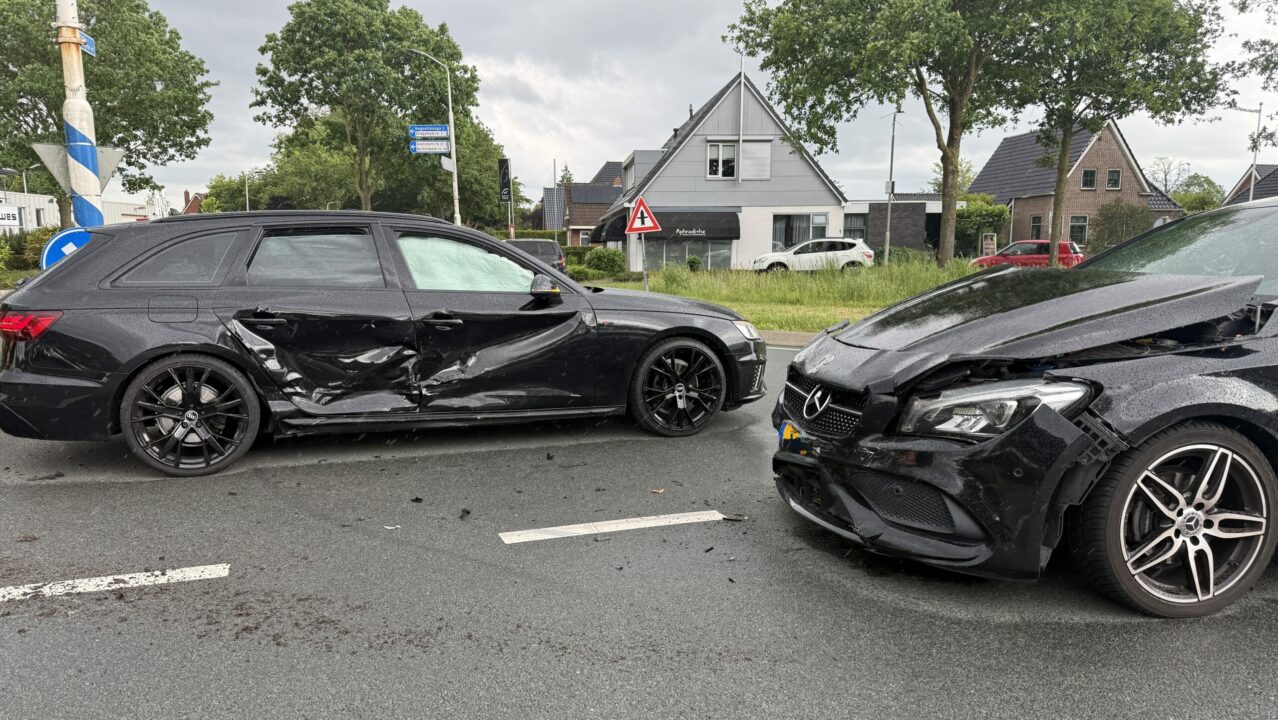 Auto’s botsen op kruising in Harkema