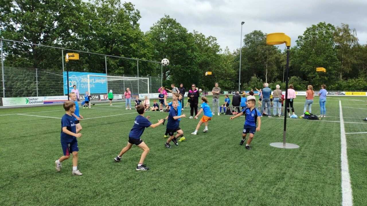 Schoolkorfbaltoernooi 2026 in Oentsjerk groot succes